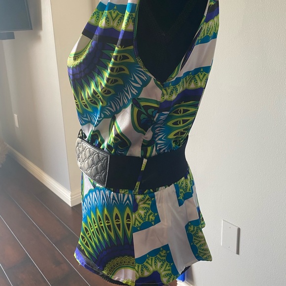 Gorgeous silk material multicolored blouse with attached belt - Picture 4 of 5